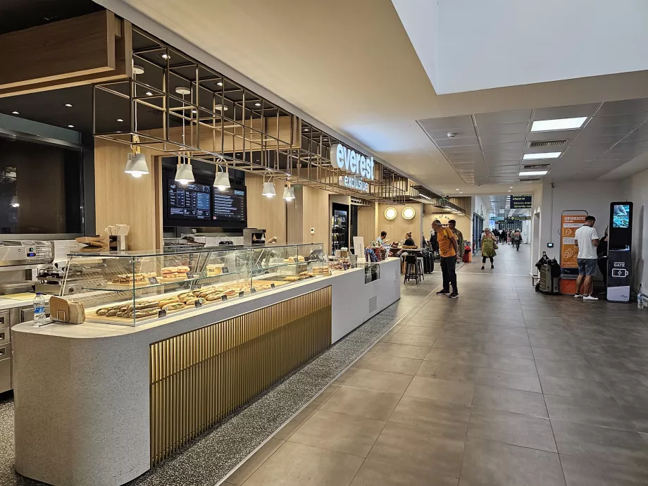 Everest, CFU lufthavn