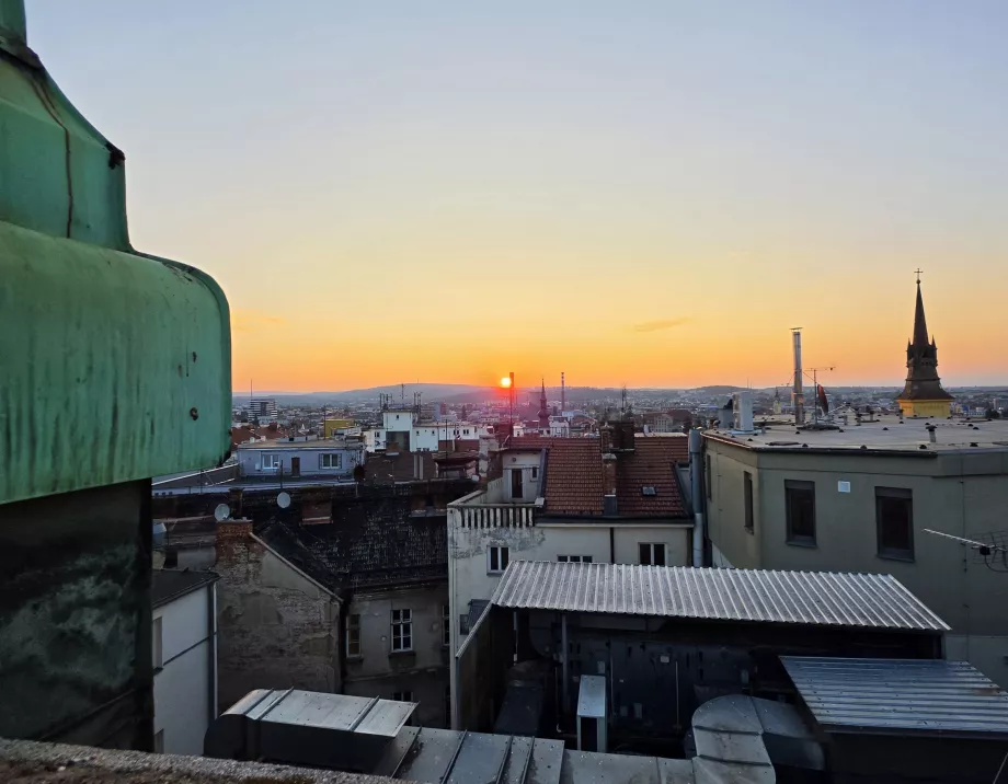 Soloppgang over Brno sett fra balkongen i tårnet