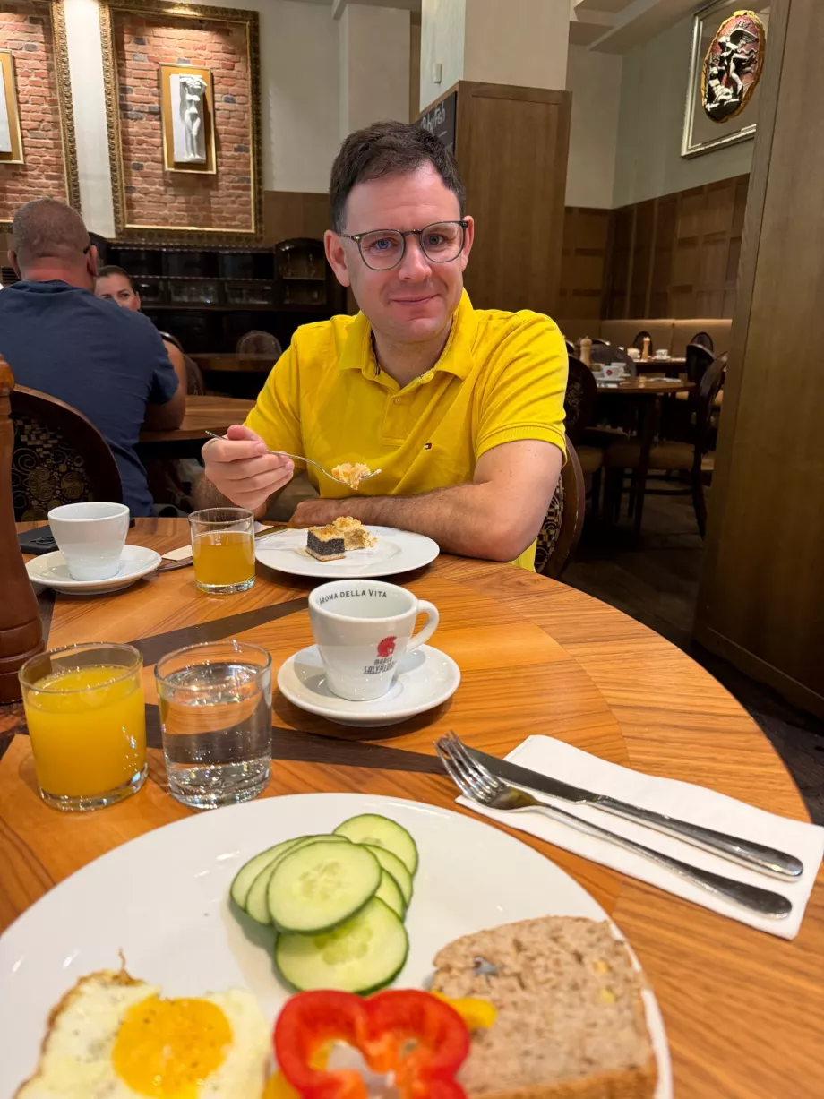Jeg spiser frokost på Grandezza Hotel
