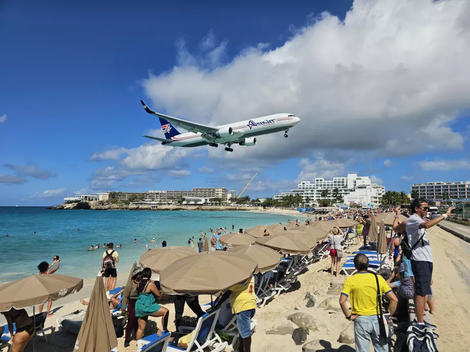 Parasoller med solsenger på Maho Beach