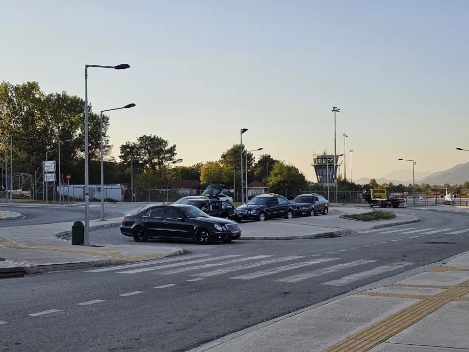 Drosjeholdeplass foran ankomsthallen