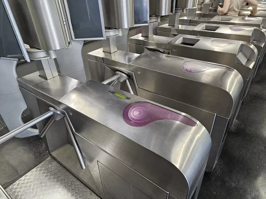 Fest telefonen med den kjøpte billetten til den lilla leseren