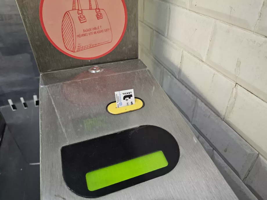 Billetten kommer ut av turnstilen, og porten åpnes