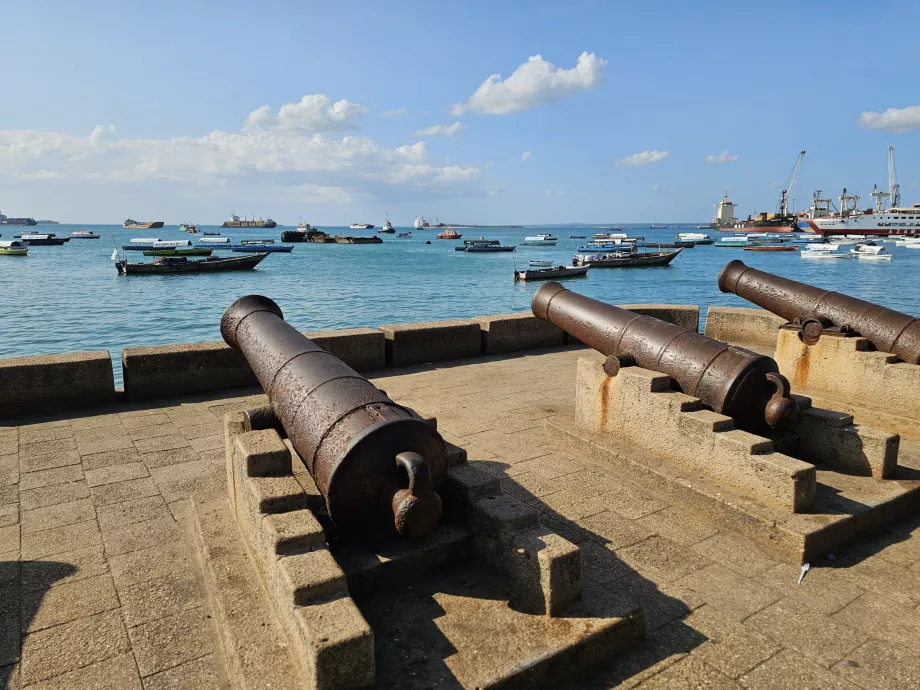 Historiske kanoner på Forodhani-promenaden