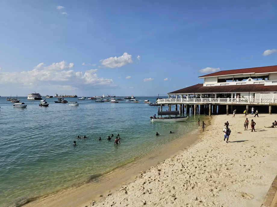 Strand og restaurant ved Forodhani-promenaden