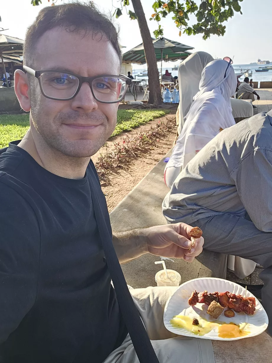 Jeg på middag i Forodhani Park