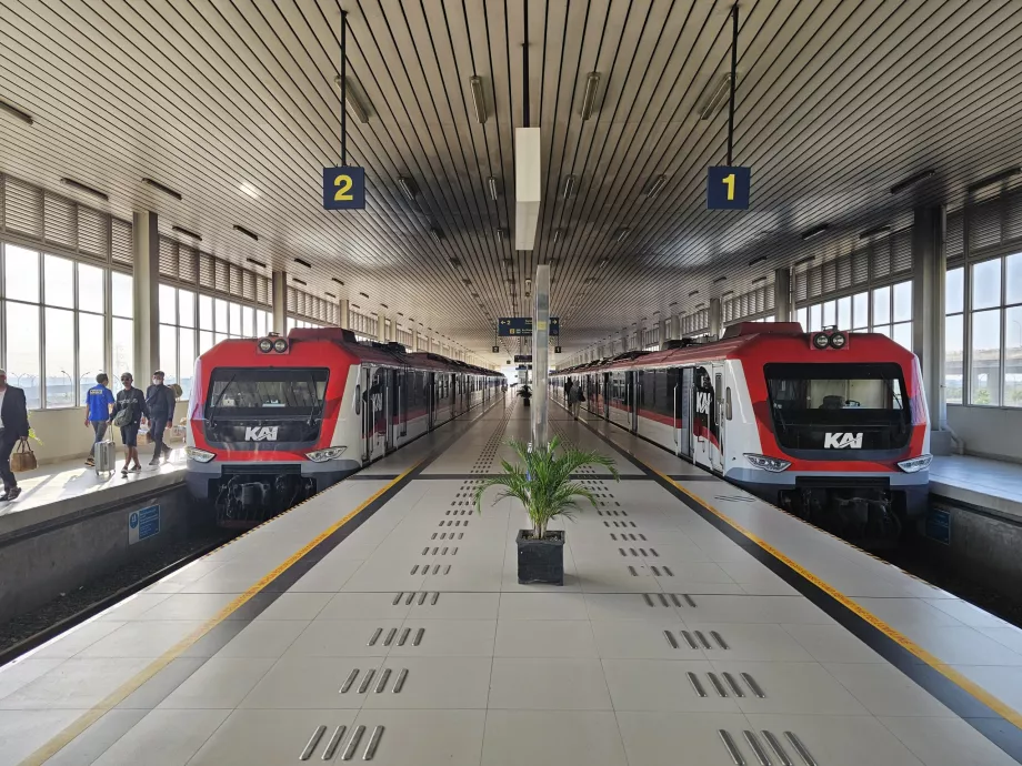 Tog fra YIA til sentrum