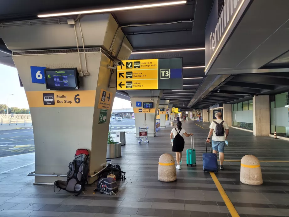Hovedbusstasjonen; avganger til Roma fra plattform 15 og oppover i den ytterste enden