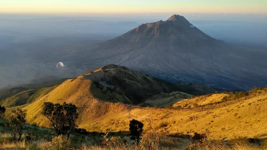 Utsikt fra toppen av Mount Merbabu til vulkanen Merapi