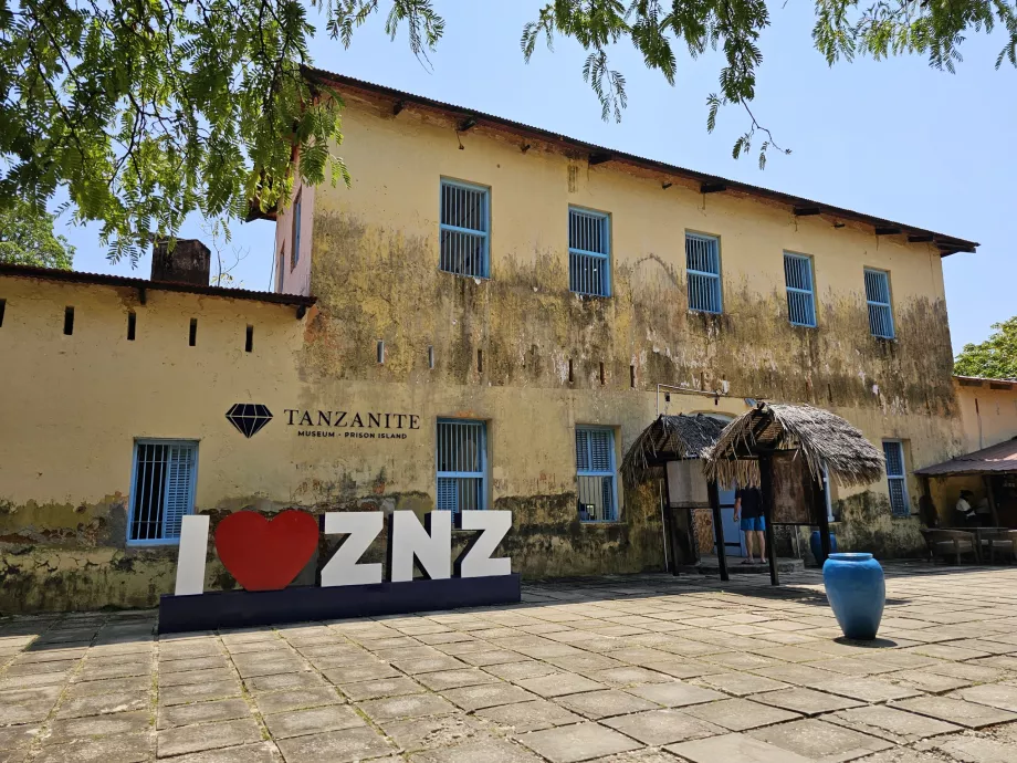 Prison Island, fengselsbygningen med skiltet I love ZNZ