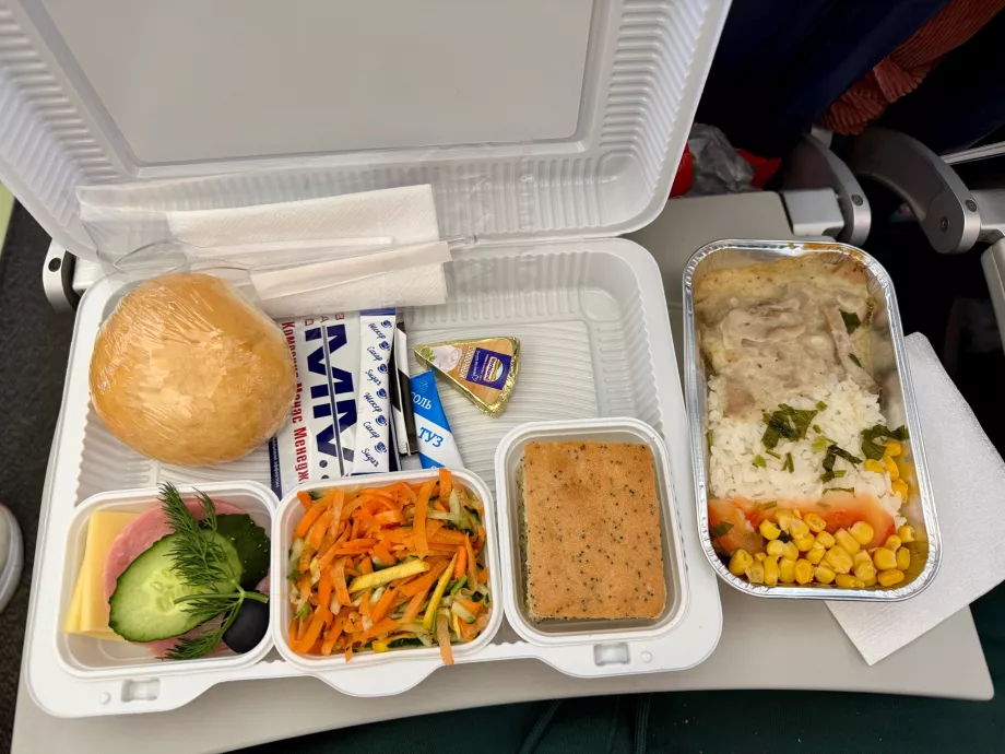 Lunsj om bord på SCAT Airlines