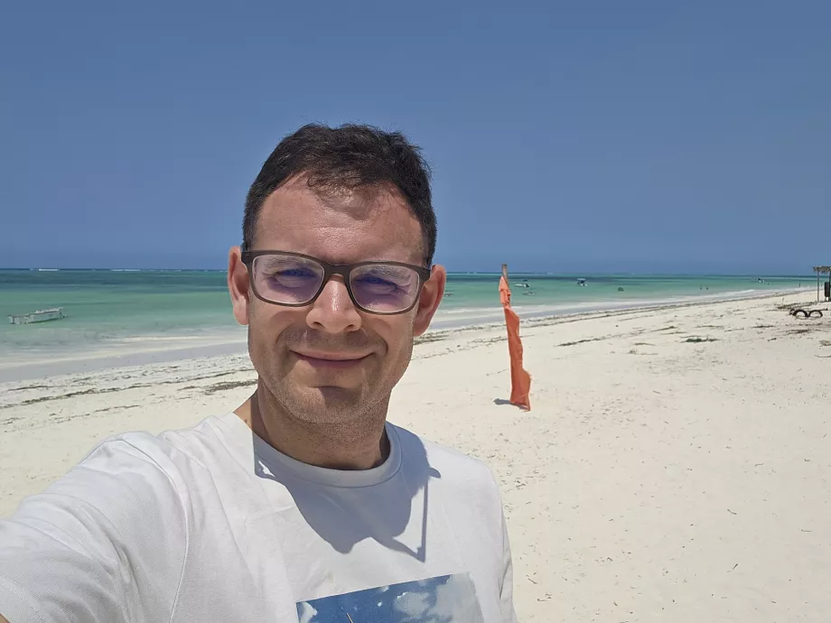 Jeg på Pwani-Mchangani-stranden