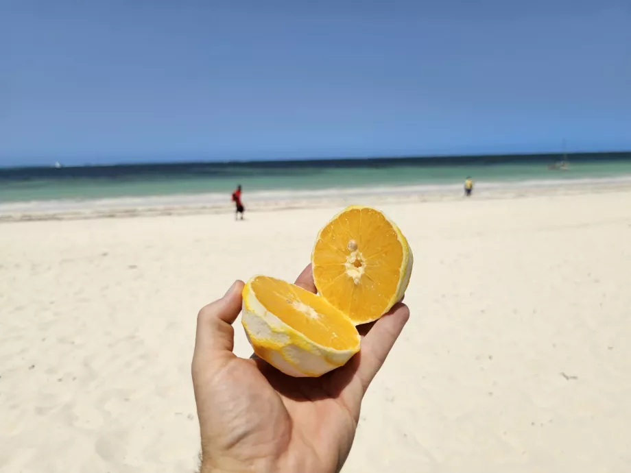 Appelsin på Kiwengwa-stranden