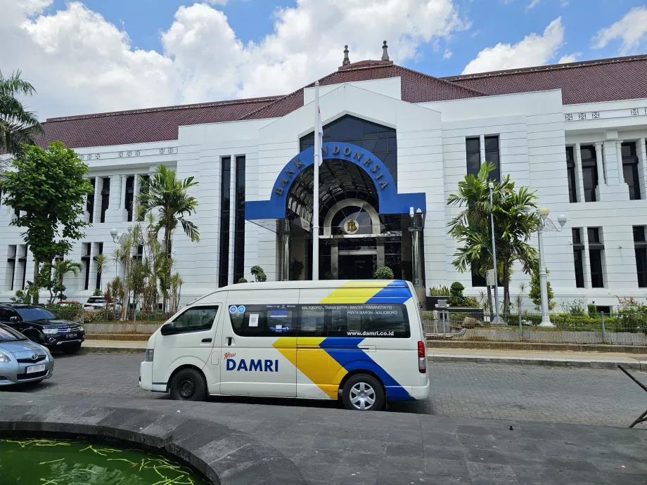 DAMRI-bussholdeplass foran Bank Indonesia