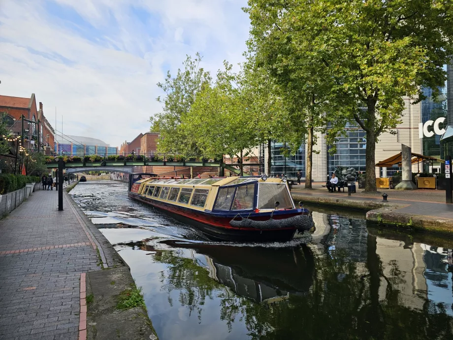 Narrowboat på kanalene i Birmingham