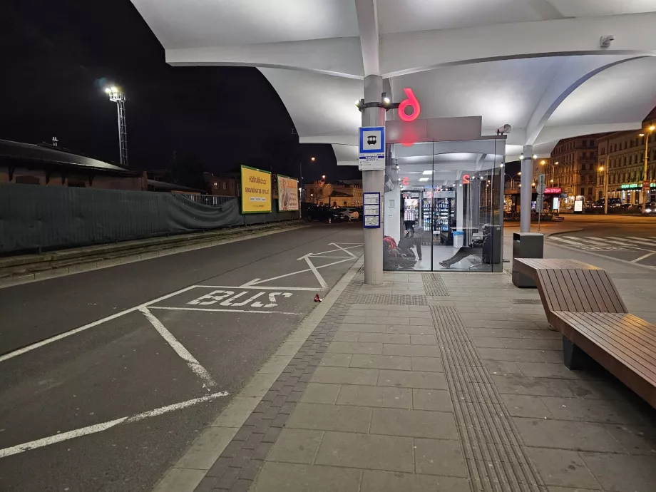 Bussholdeplass E76 mot flyplassen ved sentralbanestasjonen
