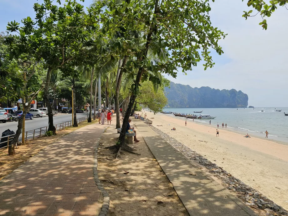 Ao Nangs strandpromenade og strand