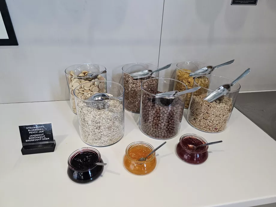 Granola, müsli og syltetøy