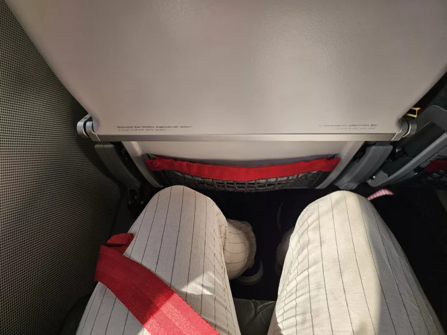 Benplass på Embraer E190
