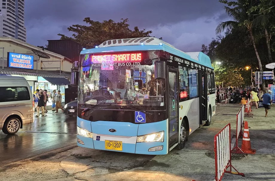 Smart bussholdeplass i retning flyplassen, Patong