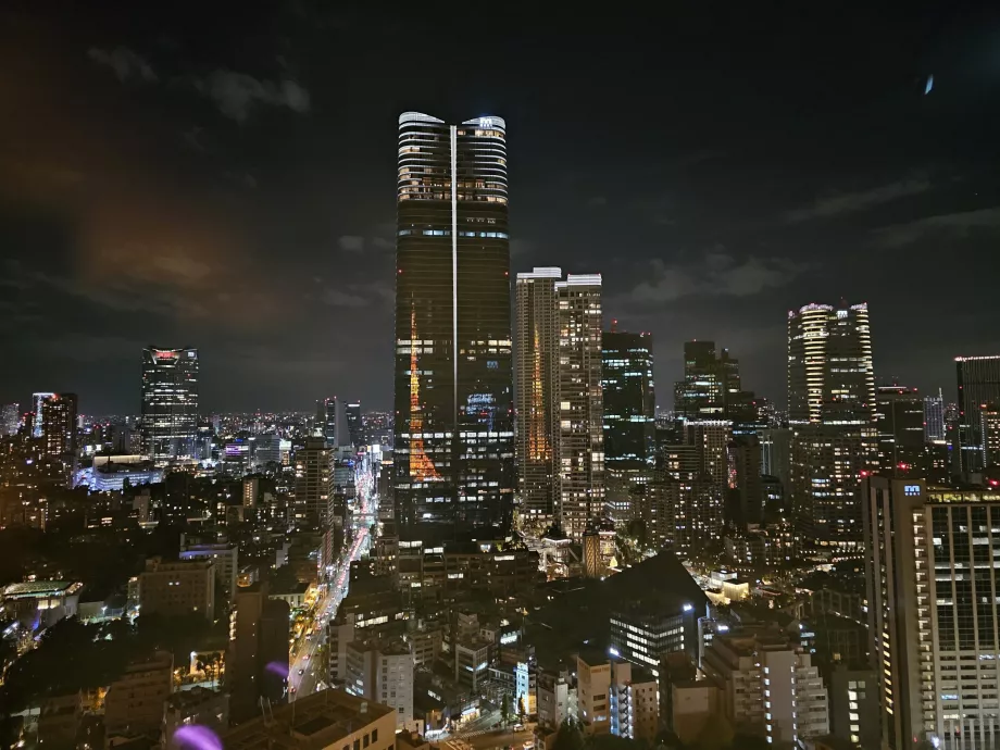 Utsikt fra hovedobservasjonsdekket om natten