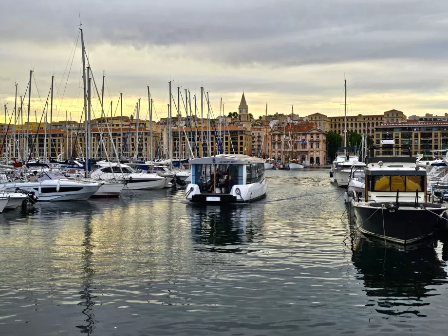 Ferge over Vieux Port
