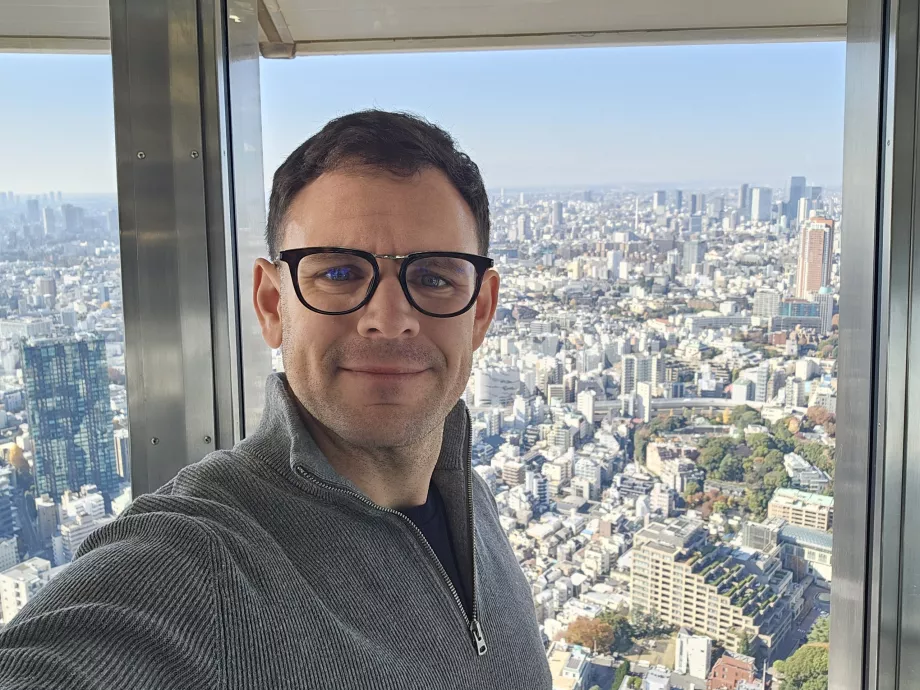 Jeg i toppetasjen i Tokyo Tower