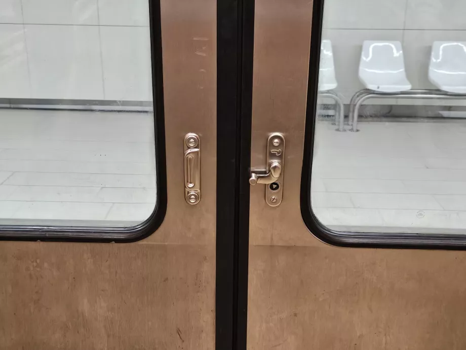 Åpner dører i metroen