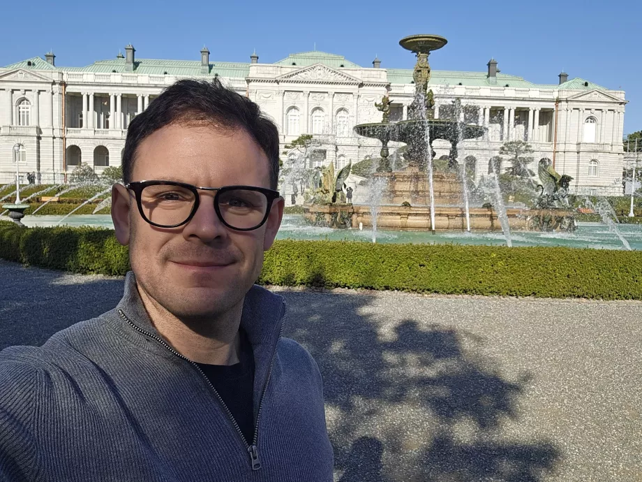 Jeg foran Akasaka-palasset