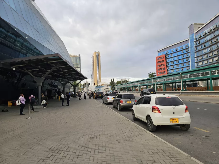 Bolt- eller Uber-biler utenfor togstasjonen