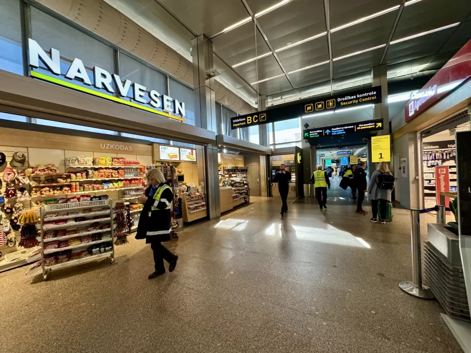 Narvesen kiosk og apotek før sikkerhetskontrollen på flyplassen