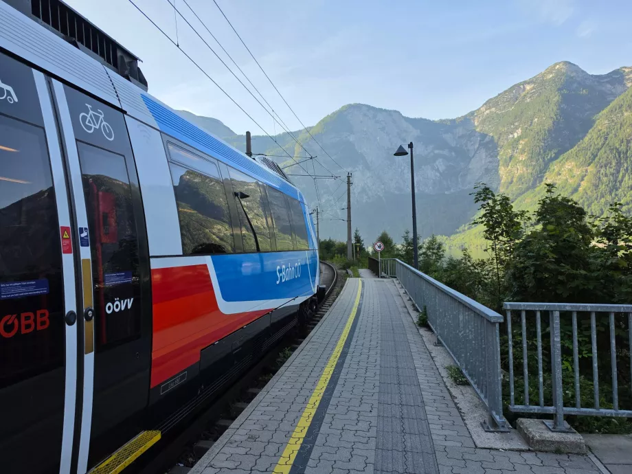 Et tog på Hallstatt jernbanestasjon