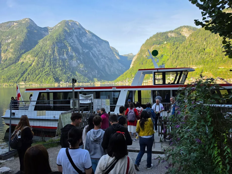 Ferge fra jernbanestasjonen til Hallstatt