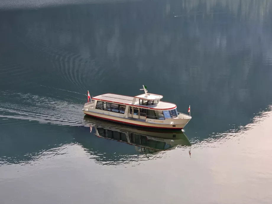 En båt på Hallstatt-sjøen