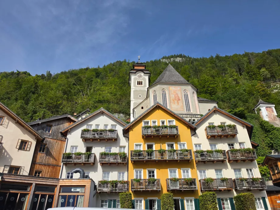 Den katolske kirken over sentrum av Hallstatt