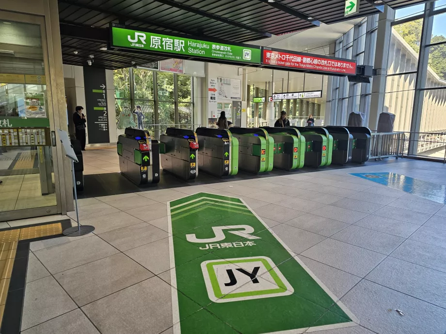 Turnstiles for tilgang til JR-togplattformene