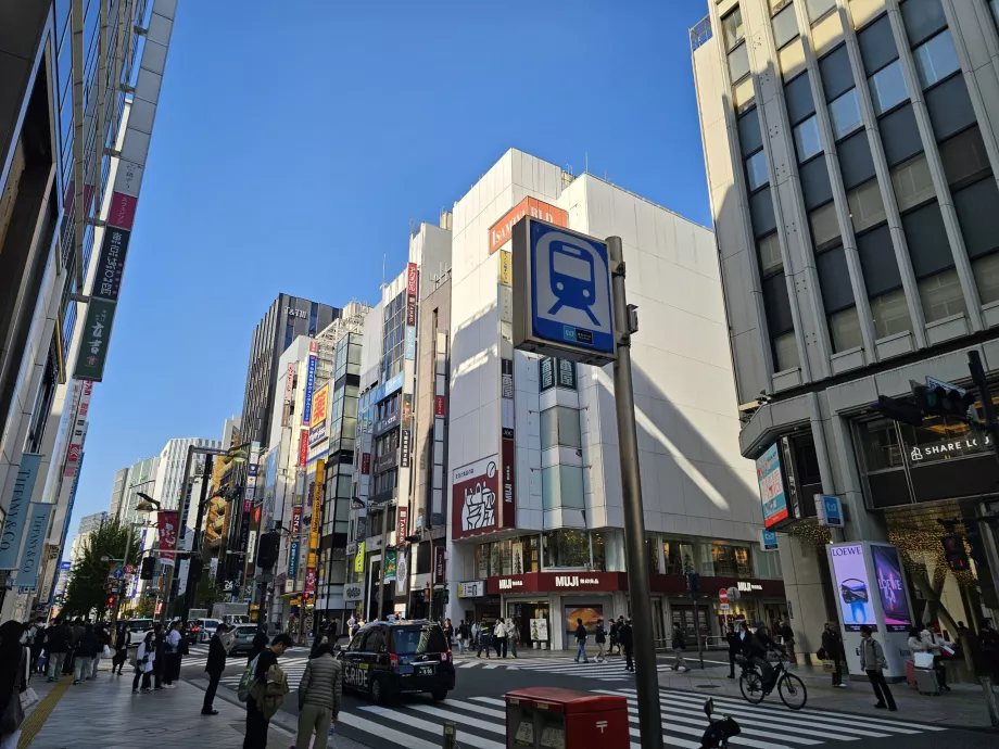 Shinjuku, som markerer inngangen til jernbanestasjonen