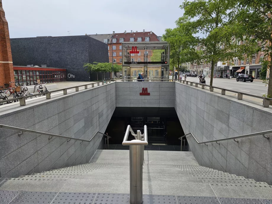 Inngangen til T-banen og dens skilting