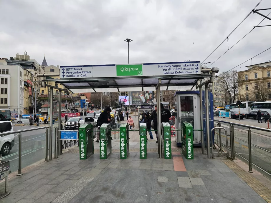 Vendebommer ved inngangen til trikkeholdeplassen