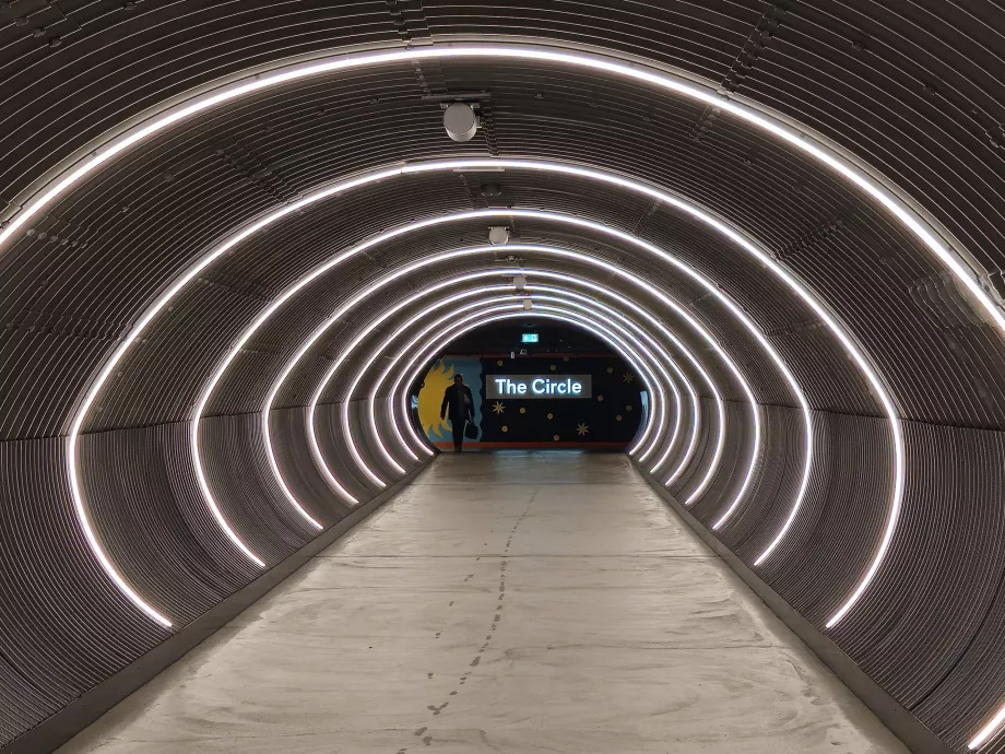 Tunnel til kjøpesenteret "The Circle"