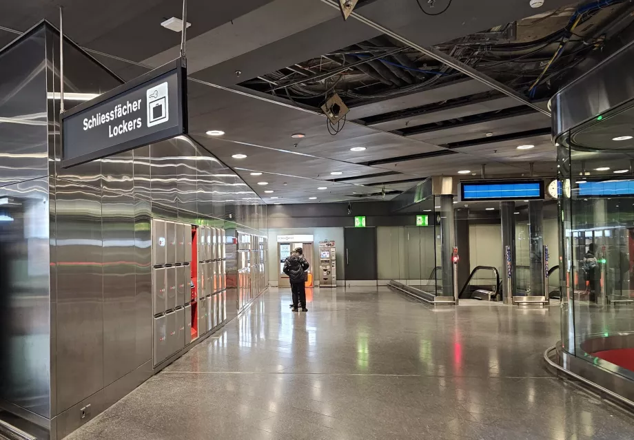 Bagasjeskap på jernbanestasjonen
