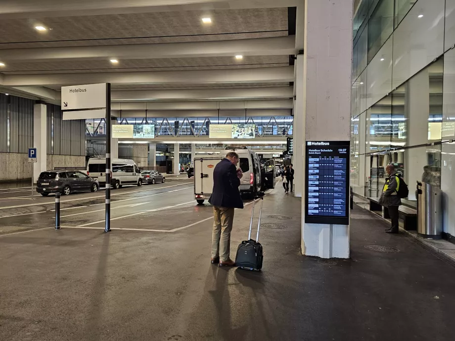 Hotellets bussholdeplass foran ankomsthallen