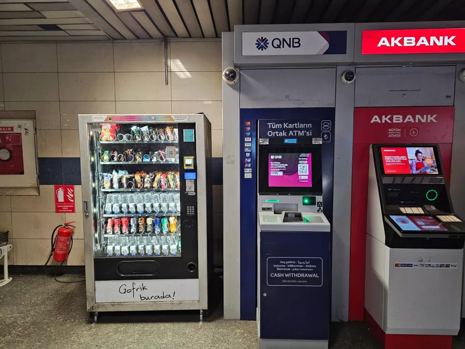 Minibanker og salgsautomater med drikke og snacks på T-banestasjonene