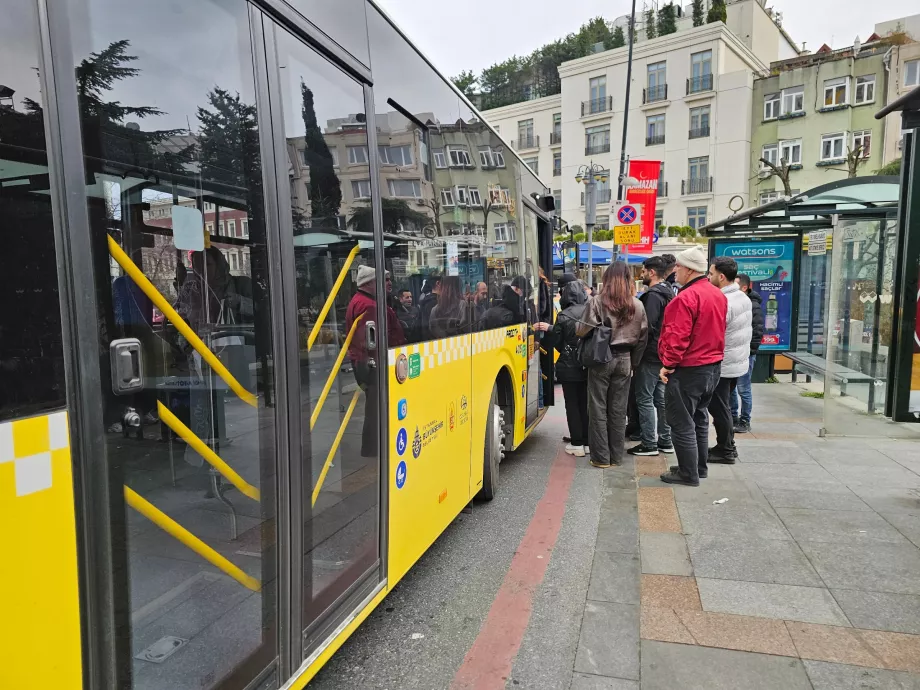 Ombordstigning på bussen kun gjennom inngangsdøren