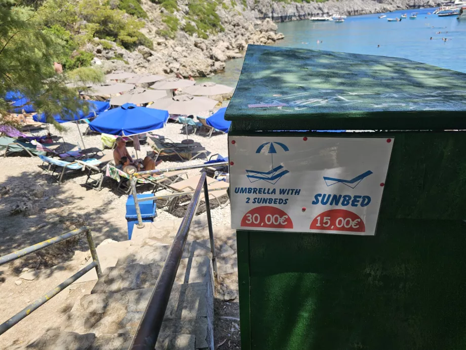 Priser på solstoler på Anthony Quinn-stranden