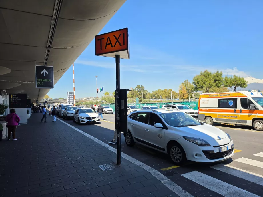 Drosjeholdeplass foran terminalen