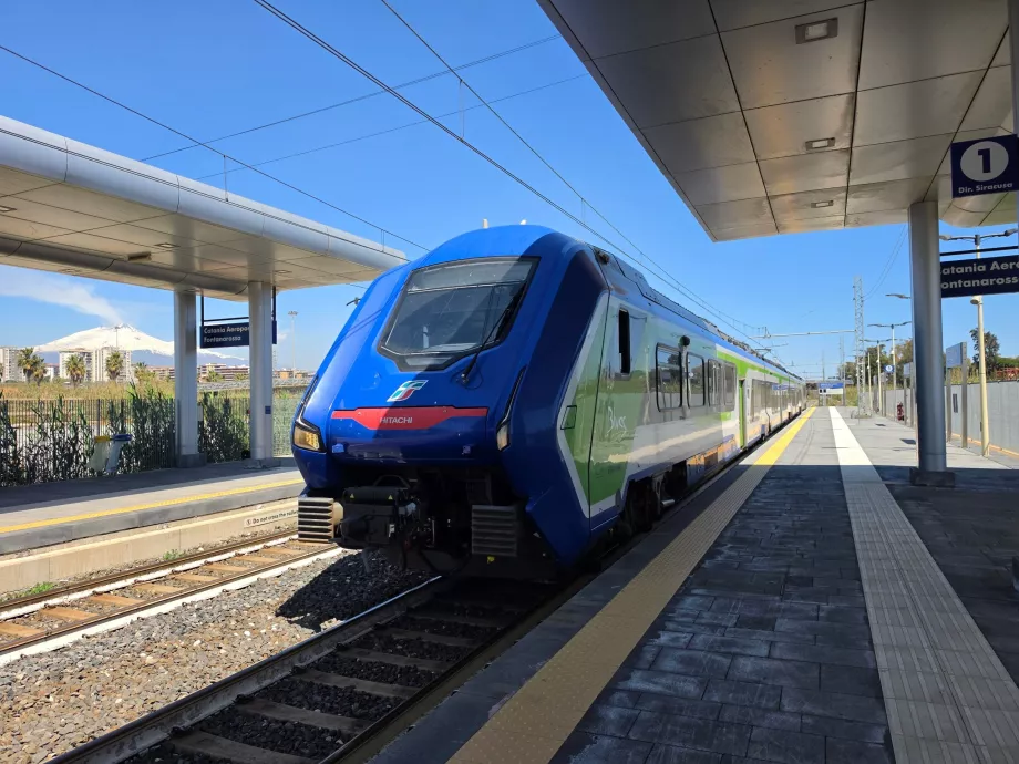 Trenitalia-tog på stasjonen nær flyplassen