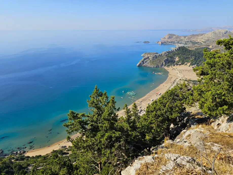 Utsikt fra Vår Frue-klosteret på Tsambika-stranden