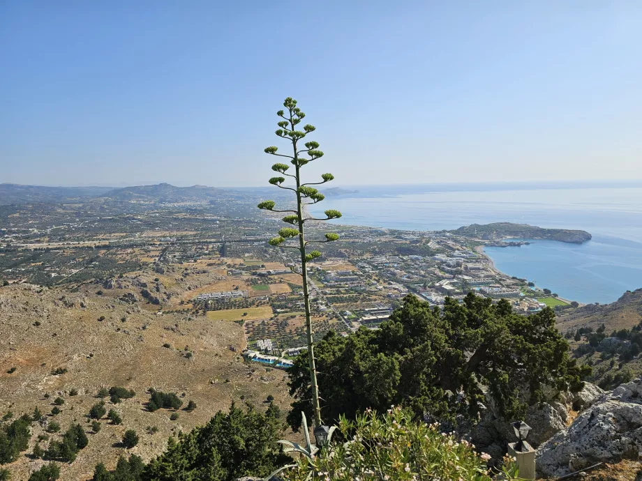 Utsikt fra Vår Frue-klosteret over feriestedet Kolymbia