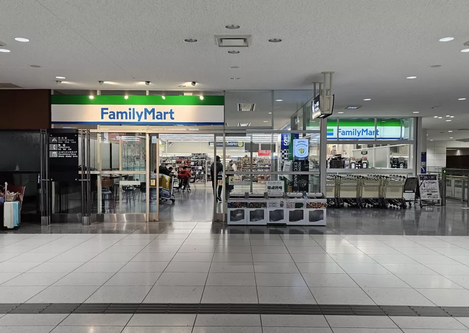 Family Mart ved togperrongen